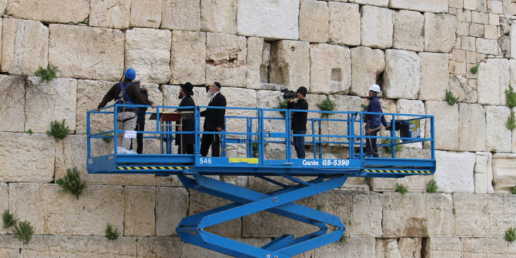 Una inspección de seguridad del Muro Occidental el 3 de abril de 2019 (Western Wall Heritage Foundation)