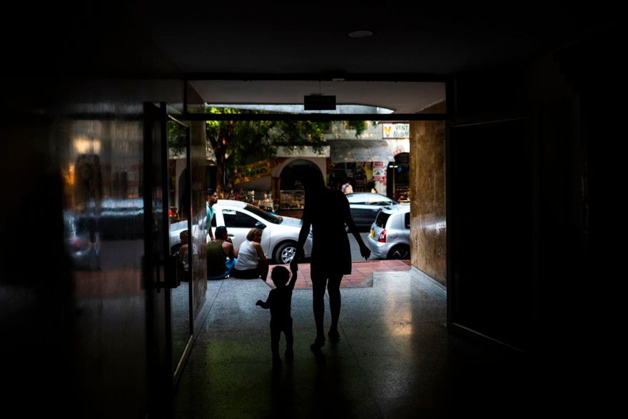 Los desertores del ejército venezolano se hospedan en un hotel en Cúcuta, Colombia. Algunos de los que no han podido llevar a sus familiares viven con temor por la seguridad de sus seres queridos. (Charlie Cordero / Para El Washington Post)