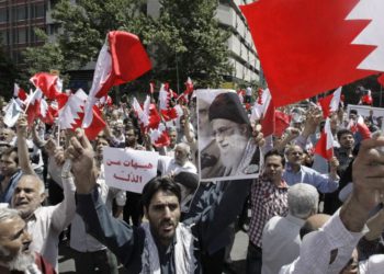 Los iraníes ondean banderas de Bahrein mientras cantan consignas durante una manifestación en Teherán, el 18 de mayo de 2012 (crédito de foto: AP Photo / Vahid Salemi)