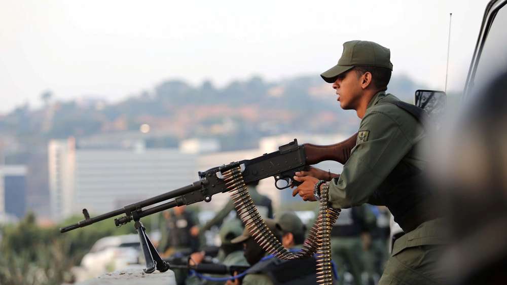 El líder de la oposición en Venezuela, Juan Guaidó, dice que ha comenzado la “fase final” de su plan para derrocar al dictador Nicolás Maduro, reclamando el apoyo de “soldados valientes”. Funcionarios del gobierno de Maduro denunciaron las acciones de Guaidó el 30 de abril como un intento de golpe de estado, y Reuters informó que se lanzaron gases lacrimógenos contra Guaidó y docenas de hombres con uniforme militar fuera de una base aérea en Caracas. El ministro de información, Jorge Rodríguez, dijo en Twitter que el gobierno está enfrentando un pequeño “intento de golpe de Estado” liderado por “traidores militares respaldados por opositores de derecha”. El ministro de Defensa, Vladimir Padrino, dijo que las fuerzas armadas permanecían “firmemente en defensa del gobierno de Maduro y que todas las unidades militares en todo el país habían informado de “normalidad”. Guaidó, cuyo reclamo a la presidencia está respaldado por Estados Unidos y otros países, apareció en un video filmado junto a la base aérea de La Carlota rodeado por varios soldados fuertemente armados respaldados por un puñado de vehículos blindados. Guaidó dijo que los soldados que habían tomado las calles estaban protegiendo la constitución de Venezuela, un día antes de un mitin contra la dictadura planeado. “El momento es ahora”, dijo. Los Estados Unidos y más de otros 50 países han reconocido a Guaidó como presidente interino de Venezuela. Rusia, Irán, China y Cuba están entre los países que apoyan a Maduro, quien comenzó un segundo mandato en enero después de una elección de mayo de 2018 marcada por un boicot de la oposición y reclamos de fraude electoral, lo que llevó a protestas masivas en las calles. En marzo, Rusia, que tiene importantes vínculos económicos con el gobierno de Maduro, envió aviones a Venezuela con casi 100 efectivos militares que, según el gobierno de los EE. UU., incluían fuerzas especiales y expertos en ciberseguridad.