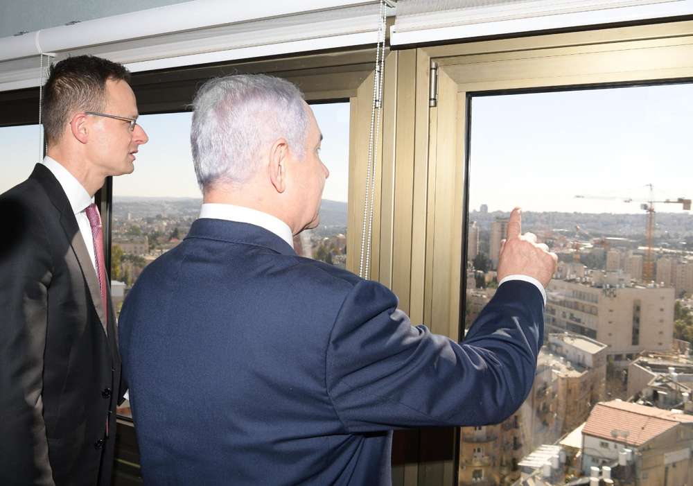 El húngaro FM Péter Szijjártó y el primer ministro Benjamin Netanyahu en la recién inaugurada misión comercial húngara en el centro de Jerusalén, 19 de marzo de 2019 (Amos Ben Gershom / GPO)