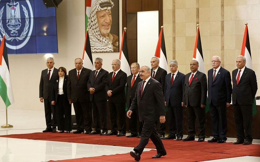El primer ministro de la Autoridad Palestina entrante, Mohammad Shtayyeh, camina hacia el podio para pronunciar un discurso en la ciudad cisjordana de Ramallah, el 13 de abril de 2019. (Abbas Momani / AFP)