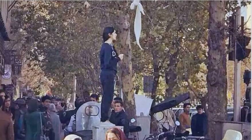Mujer iraní que se quitó el velo de cabeza condenada a un año de prisión