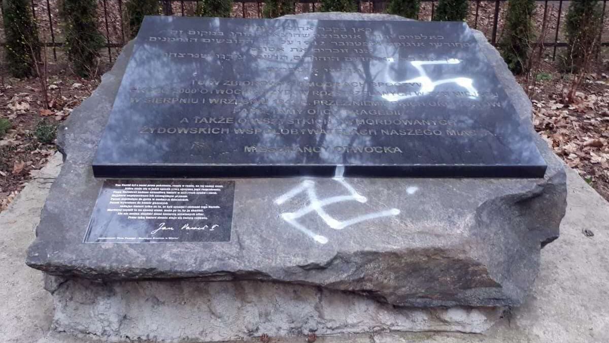 Se pintaron esvásticas en un monumento que marca las fosas comunes de 2.000 judíos de Otwock, en el centro de Polonia.