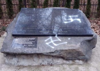 Se pintaron esvásticas en un monumento que marca las fosas comunes de 2.000 judíos de Otwock, en el centro de Polonia.