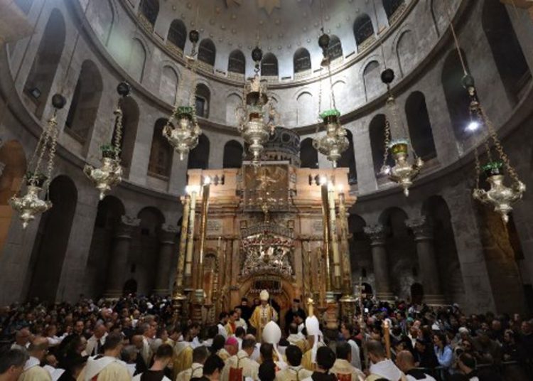 Cristianos se agolpan en la iglesia del Santo Sepulcro de Jerusalem para celebrar la Pascua
