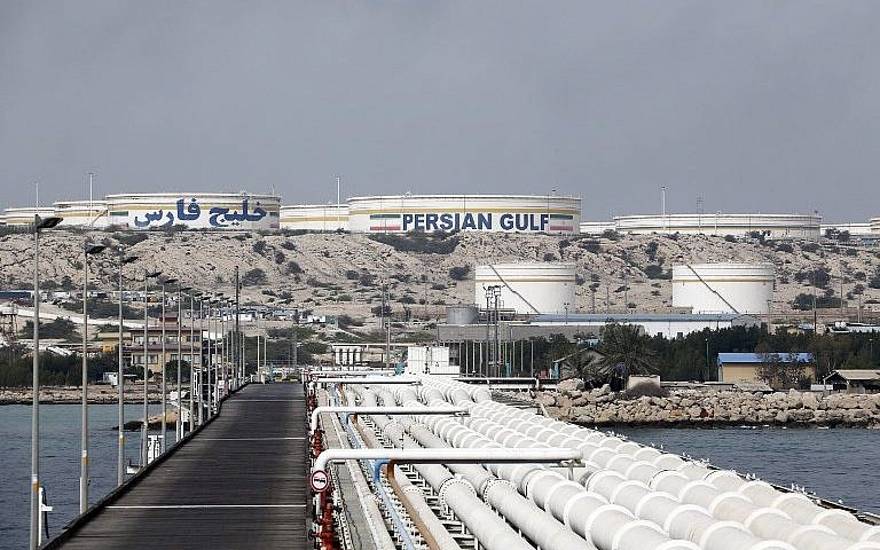 Esta foto del 12 de marzo de 2017 muestra una instalación petrolera iraní en la isla Kharg, en la costa del Golfo Pérsico. (Foto AFP / Atta Kenare)
