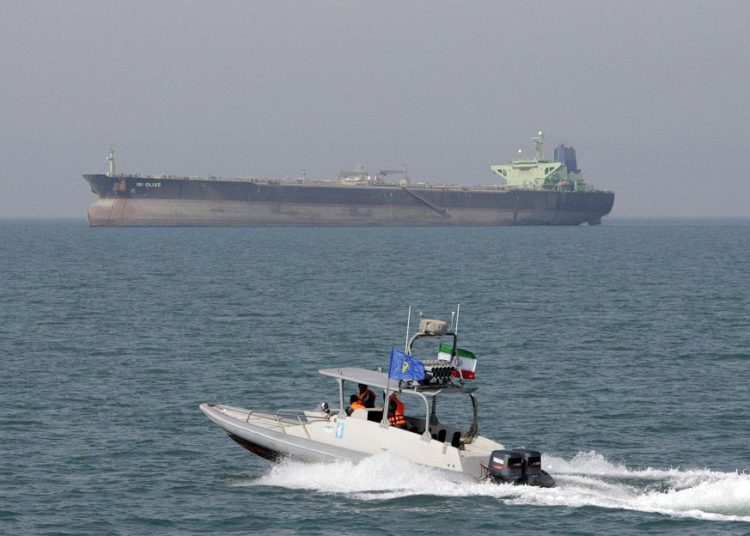 Estados Unidos pondrá fin a exenciones a algunas naciones que importan petróleo de Irán