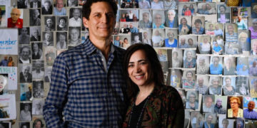 John y Amy Israel Pregulman han hecho de su misión ayudar a los sobrevivientes mayores del Holocausto.