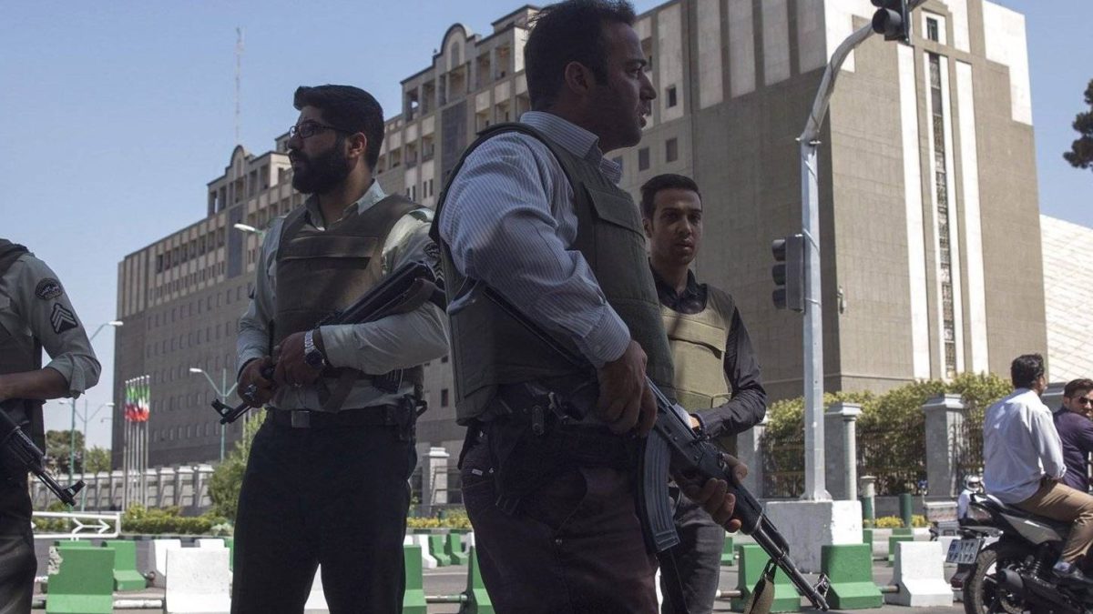 Informe: oficial superior de la Guardia Revolucionaria Islámica huye de Irán con archivos secretos
