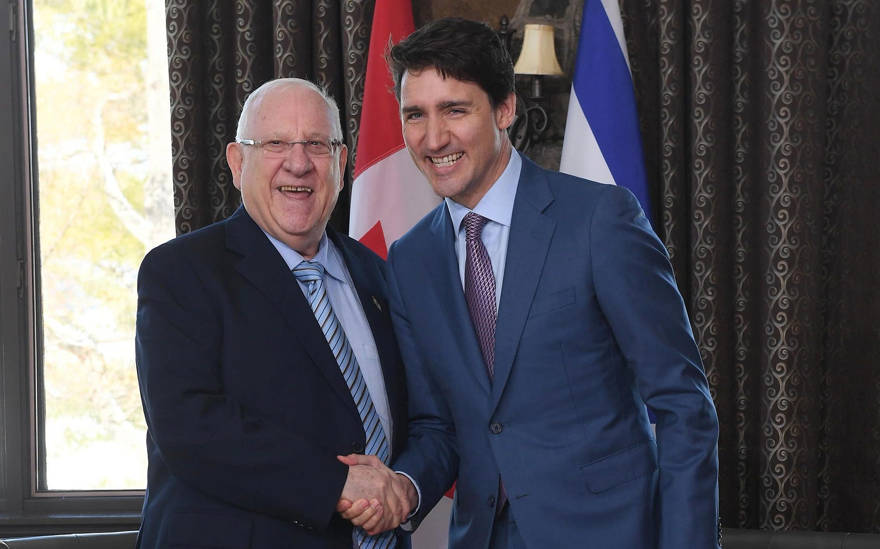 El presidente Reuven Rivlin, a la izquierda, con el primer ministro de Canadá, Justin Trudeau, a la derecha, el 1 de abril de 2019. (Mark Neiman / GPO)