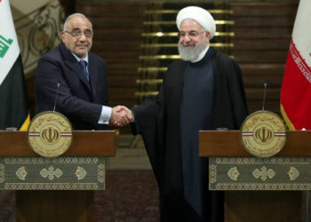 El presidente iraní, Hassan Rouhani, le da la mano al primer ministro de Irak, Adel Abdul Mahdi, durante una conferencia de prensa en Teherán, Irán, el 6 de abril de 2019. Fotografía: sitio web oficial del Presidente de Irán / Folleto a través de REUTERS / Foto de archivo.