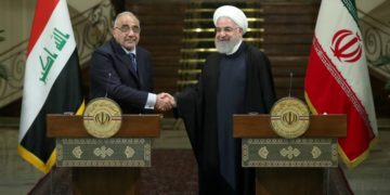 El presidente iraní, Hassan Rouhani, le da la mano al primer ministro de Irak, Adel Abdul Mahdi, durante una conferencia de prensa en Teherán, Irán, el 6 de abril de 2019. Fotografía: sitio web oficial del Presidente de Irán / Folleto a través de REUTERS / Foto de archivo.
