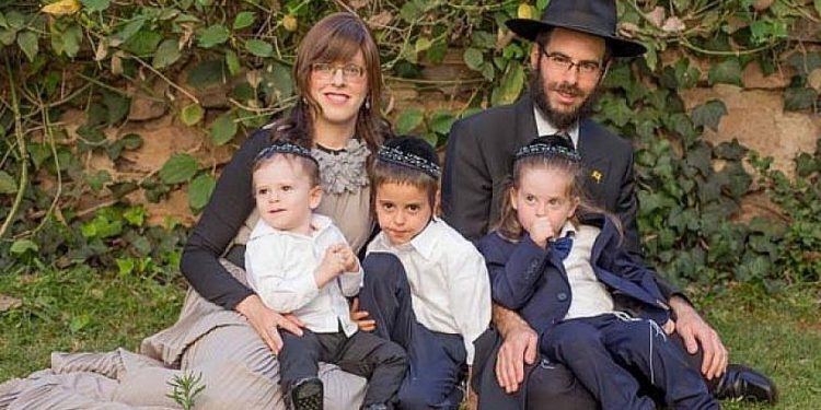 Rabino Shmuel y Chaya Notik, y familia. Crédito: Facebook.