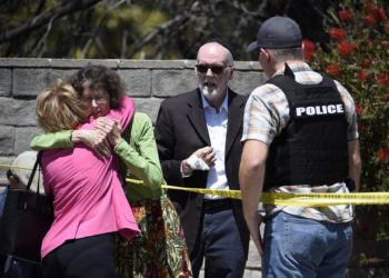 Una mujer asesinada y tres heridos en ataque a Sinagoga en California