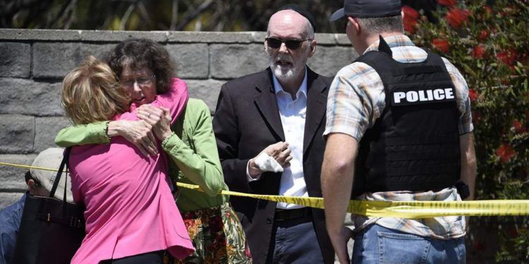 Una mujer asesinada y tres heridos en ataque a Sinagoga en California