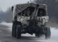 Un vehículo militar ucraniano se precipita hacia el frente mientras estalla los combates en Ucrania entre los separatistas y el gobierno. (Crédito de la foto: REUTERS)