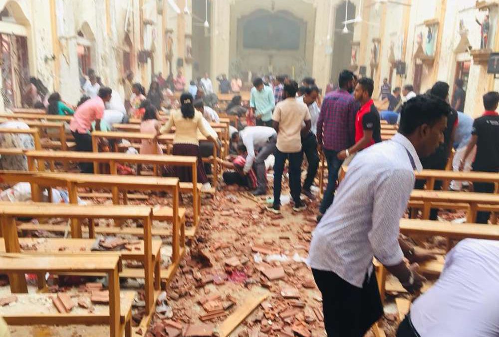 Musulmanes asesinan a 158 en bombardeos coordinados en iglesias en Siri Lanka durante la Pascua