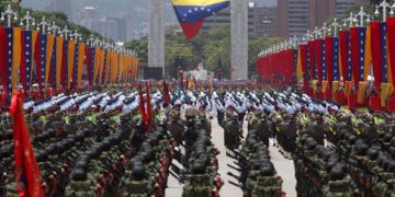 Rivales en Venezuela, Nicolás Maduro y Juan Guaidó luchan por el respaldo militar en disputa por el poder