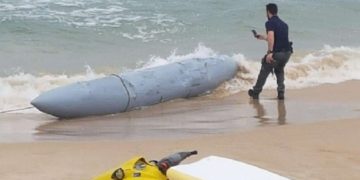 Tanque de combustible de avión militar aparece en playa de Ashdod