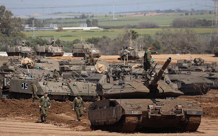Tanques de las FDI estacionados cerca de la frontera con Gaza el 26 de marzo de 2018. (Yonatan Sindel / Flash 90)