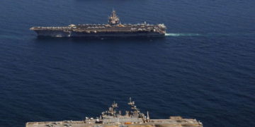 El portaaviones de propulsión nuclear USS Enterprise (CVN 65) (centro) y el buque de asalto anfibio USS Kearsarge (LHD 3) y USS Bonhomme Richard (LHD 6) transitan juntos en el Golfo Pérsico. (Foto de la Marina de los EE. UU. Por el especialista en comunicación de masas de 3ª clase NC Kaylor)