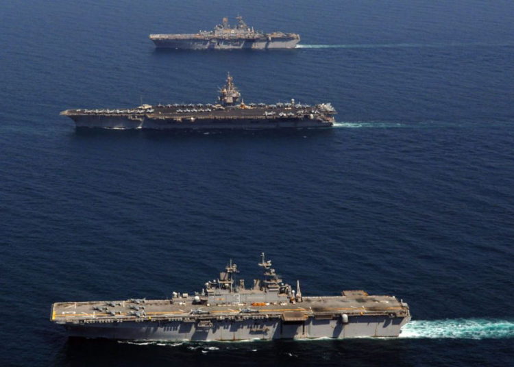 El portaaviones de propulsión nuclear USS Enterprise (CVN 65) (centro) y el buque de asalto anfibio USS Kearsarge (LHD 3) y USS Bonhomme Richard (LHD 6) transitan juntos en el Golfo Pérsico. (Foto de la Marina de los EE. UU. Por el especialista en comunicación de masas de 3ª clase NC Kaylor)