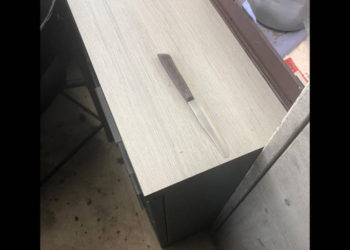 Un cuchillo utilizado en un intento de apuñalamiento por una mujer palestina en el punto de control az-Za'ayyem entre Maale Adumim y Jerusalén, 10 de abril de 2019. (Policía de Israel)