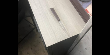 Un cuchillo utilizado en un intento de apuñalamiento por una mujer palestina en el punto de control az-Za'ayyem entre Maale Adumim y Jerusalén, 10 de abril de 2019. (Policía de Israel)