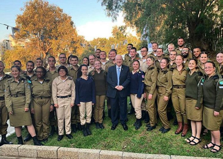El presidente Reuven Rivlin celebra las fiestas de Pascua con soldados solitarios de las FDI, 19 de abril de 2019. (Cortesía)