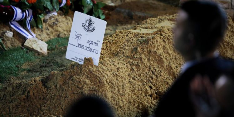La tumba reciente de Zachary Baumel, quien desapareció en la batalla del sultán Yacoub en 1982, durante su funeral en el cementerio militar Monte Herzl en Jerusalem el 4 de abril de 2019. (Hadas Parush / Flash90)