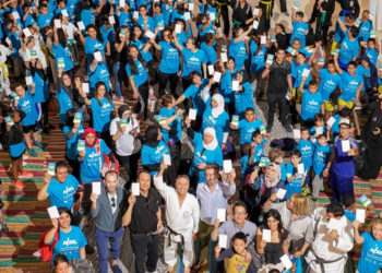 Los participantes en el evento "Día de la tarjeta blanca", el "Día internacional del deporte para el desarrollo y la paz" de las Naciones Unidas, celebrado en Israel por primera vez el 7 de abril de 2019, sostienen sus tarjetas blancas. (Jordan Polevoy)