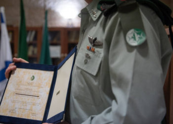 El comandante de la Unidad 504 recibe una recomendación oficial en abril de 2019. Por razones de seguridad, la identidad del comandante se clasifica. (Fuerzas de Defensa de Israel)