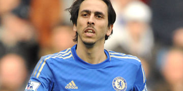 Estrella del fútbol israelí Yossi Benayoun anuncia su retiro tras 22 años de carrera