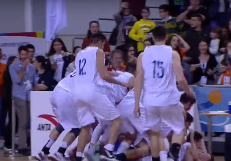 Jugadores del equipo de baloncesto de la escuela secundaria Tichon Hadash de Tel Aviv celebrando después de ganar el campeonato mundial el 19 de abril de 2019. (Captura de pantalla: YouTube)