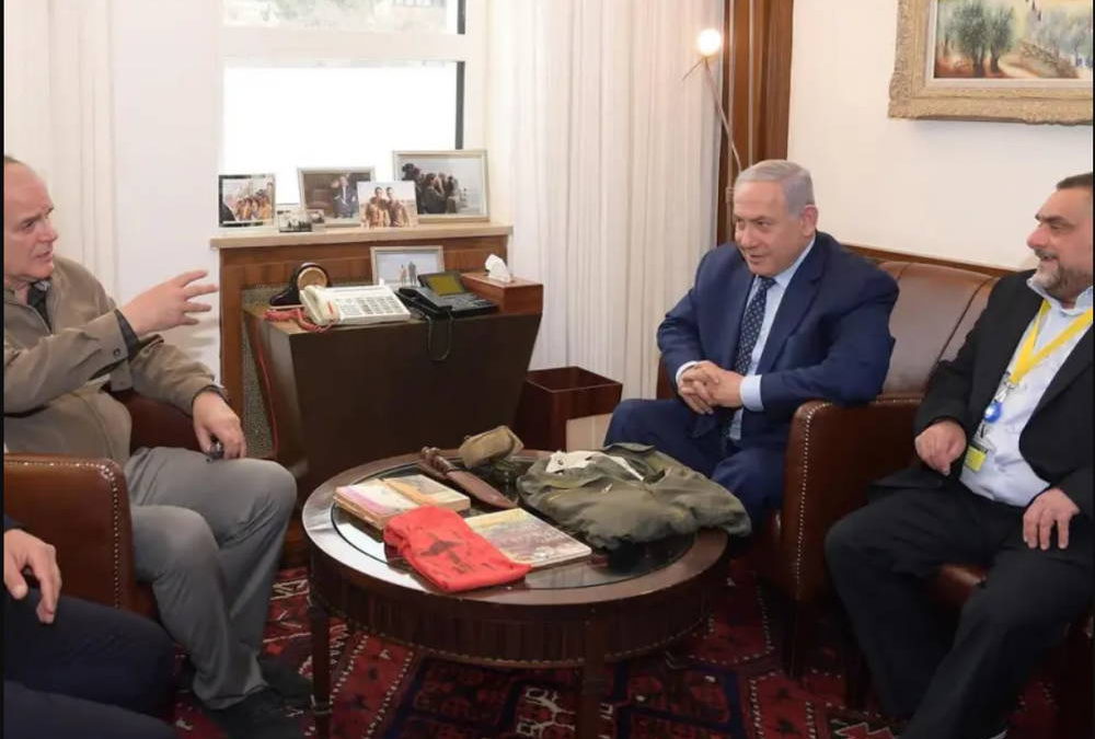 Benjamin e Ido Netanyahu reciben los artículos del ejército de su hermano Yoni después de 40 años