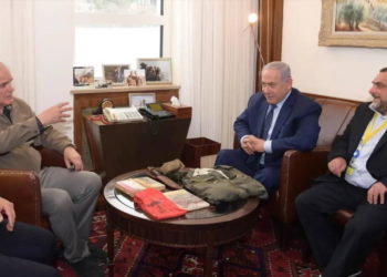 Benjamin e Ido Netanyahu reciben los artículos del ejército de su hermano Yoni después de 40 años