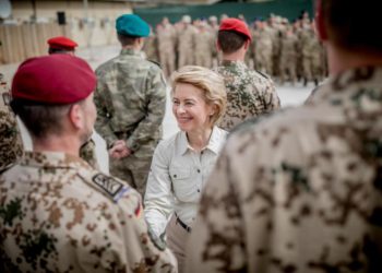 La ministra de Defensa alemana, Ursula von der Leyen, con las tropas alemanas en Afganistán en marzo de 2018 | Foto: Reuters