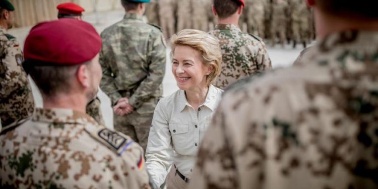 La ministra de Defensa alemana, Ursula von der Leyen, con las tropas alemanas en Afganistán en marzo de 2018 | Foto: Reuters