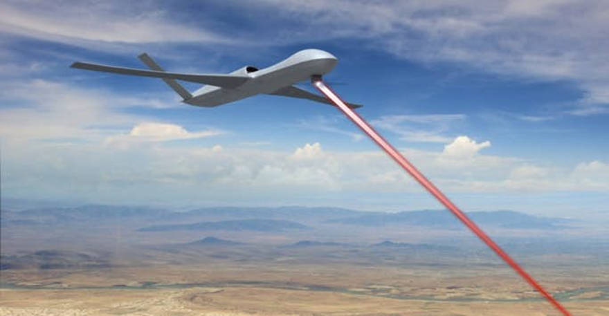 Imagen referencial de un avión no tripulado disparando un láser. (DefenseMaven)