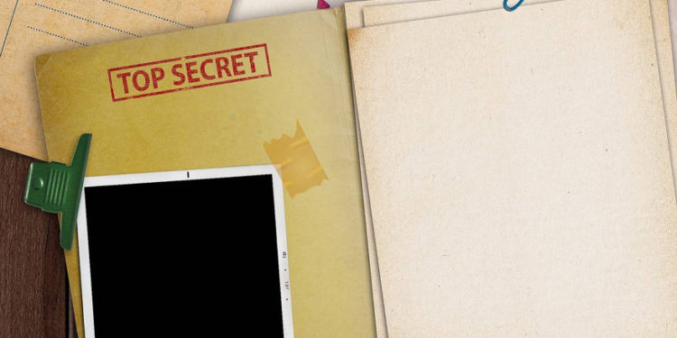 Ilustrativo: archivo de alto secreto abierto en un escritorio (Getty Images)