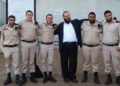 Rabino Avraham Borodiansky con miembros del servicio haredÍM - Cortesía de Barkai