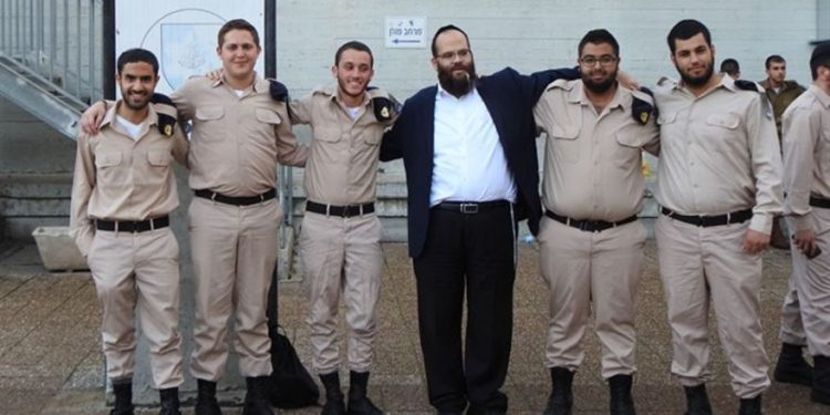 Rabino Avraham Borodiansky con miembros del servicio haredÍM - Cortesía de Barkai