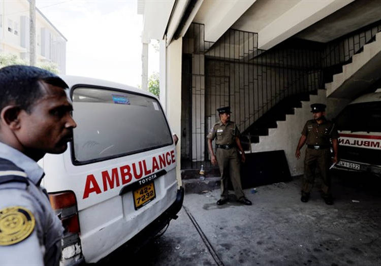 La ambulancia que transportaba a las víctimas de los atentados de Sri Lanka regresa a la morgue de la policía en Colombo - REUTERS