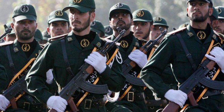 Legisladores iraníes visten uniformes de IRGC y cantan “Muerte a América”