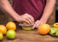 Exprimiendo el jugo de naranja. Depositar fotos