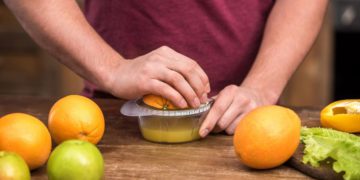 Exprimiendo el jugo de naranja. Depositar fotos