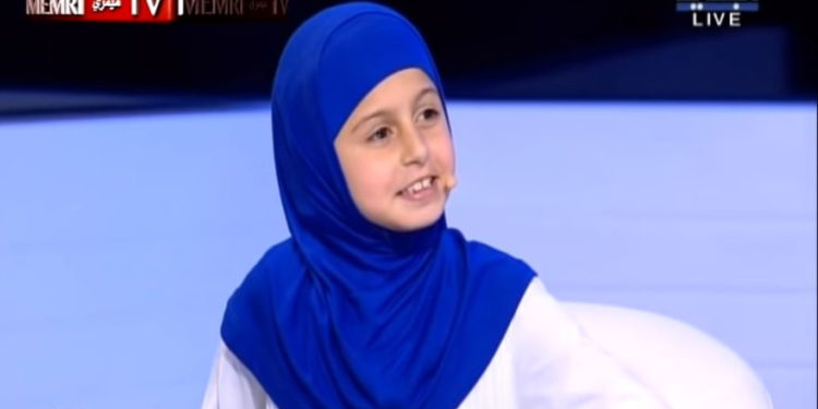 El video de MEMRI de una niña libanesa dona dinero a Hezbollah. (Crédito de la foto: captura de pantalla)