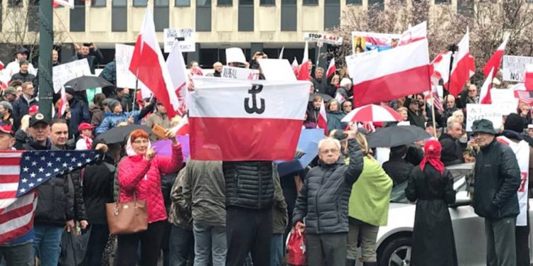 Polacos protestan en Nueva York contra ley para restituir bienes a víctimas del Holocausto