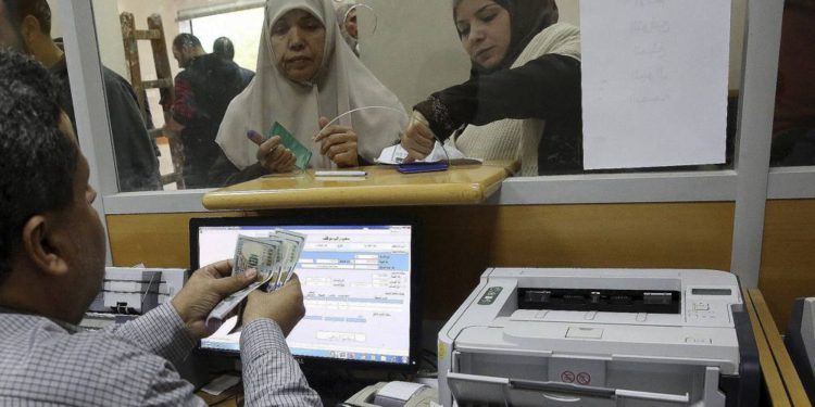 Familias de Gaza comienzan a recibir la ayuda económica de Qatar